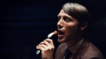 Mads Mikkelsen comiendo carne en 'Hannibal' (Filmin)