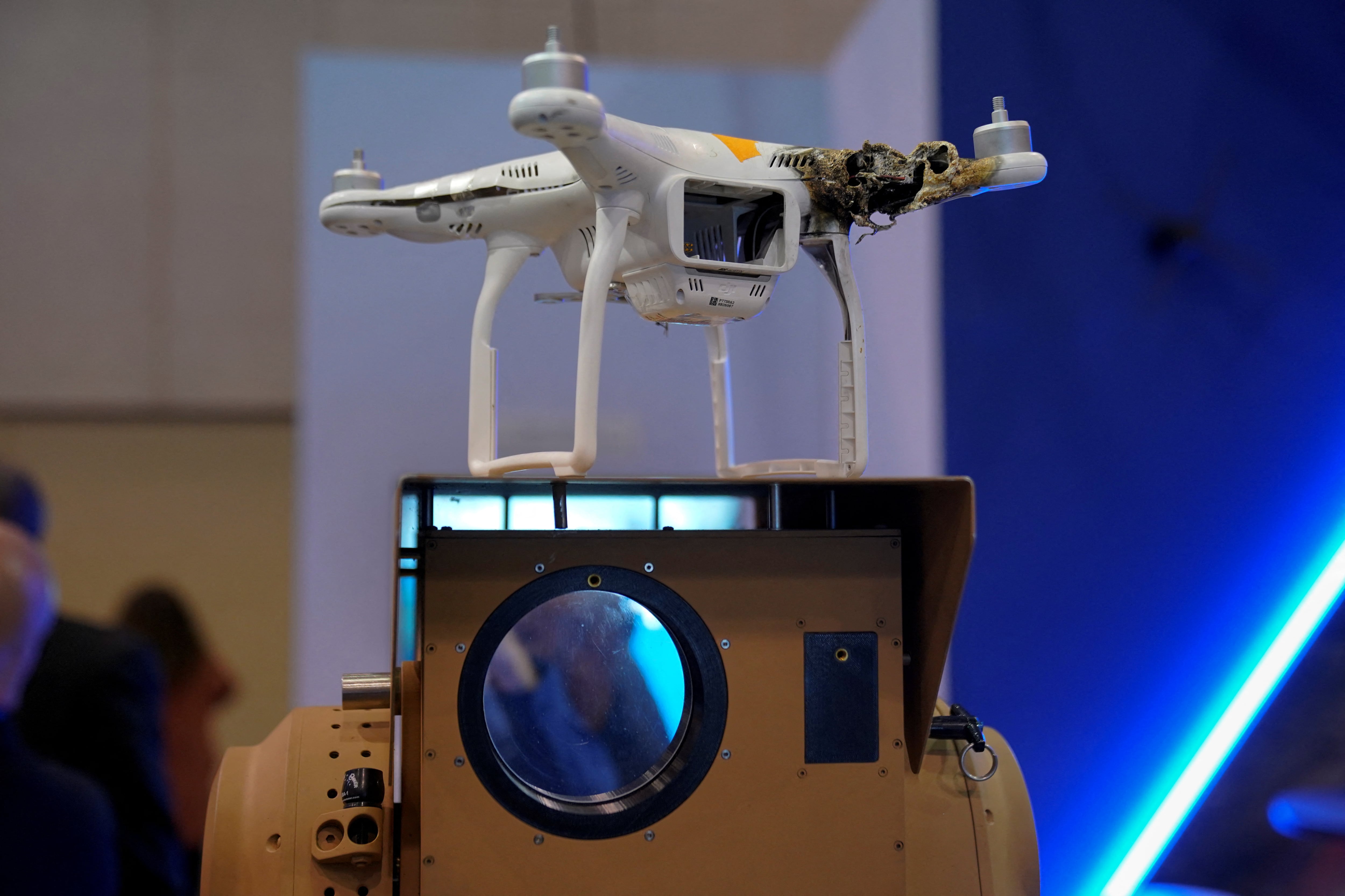 El Sistema de Armas Láser Compacto de Boeing y un dron dañado por el arma se exhiben durante el Simposio y Exposición de la Fuerza Global de la Asociación del Ejército de los Estados Unidos (AUSA) en Huntsville, Alabama, Estados Unidos (REUTERS/Cheney Orr/Archivo)