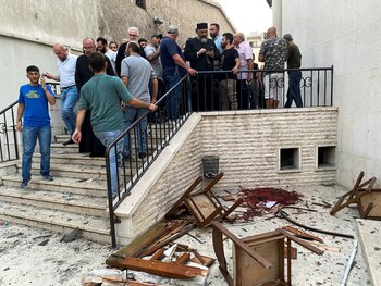 Personas se reúnen en un