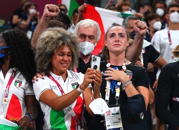 Tokyo 2020 Olympics - Athletics - Men's 4 x 100m Relay - Final - Olympic Stadium, Tokyo, Japan - August 6, 2021. Italy fans celebrate after team Italy win gold REUTERS/Aleksandra Szmigiel