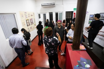 La intervención artística reúne imágenes y relatos de las décadas de 1960, 1970 y 1980 para abordar la vida cotidiana, las luchas y los afectos en la historia salvadoreña./ (Centro Cultural de España)