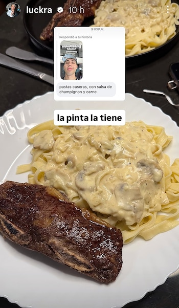 Un plato blanco contiene fideos cubiertos con salsa de champiñones junto a un trozo de carne, con capturas de texto superpuestas