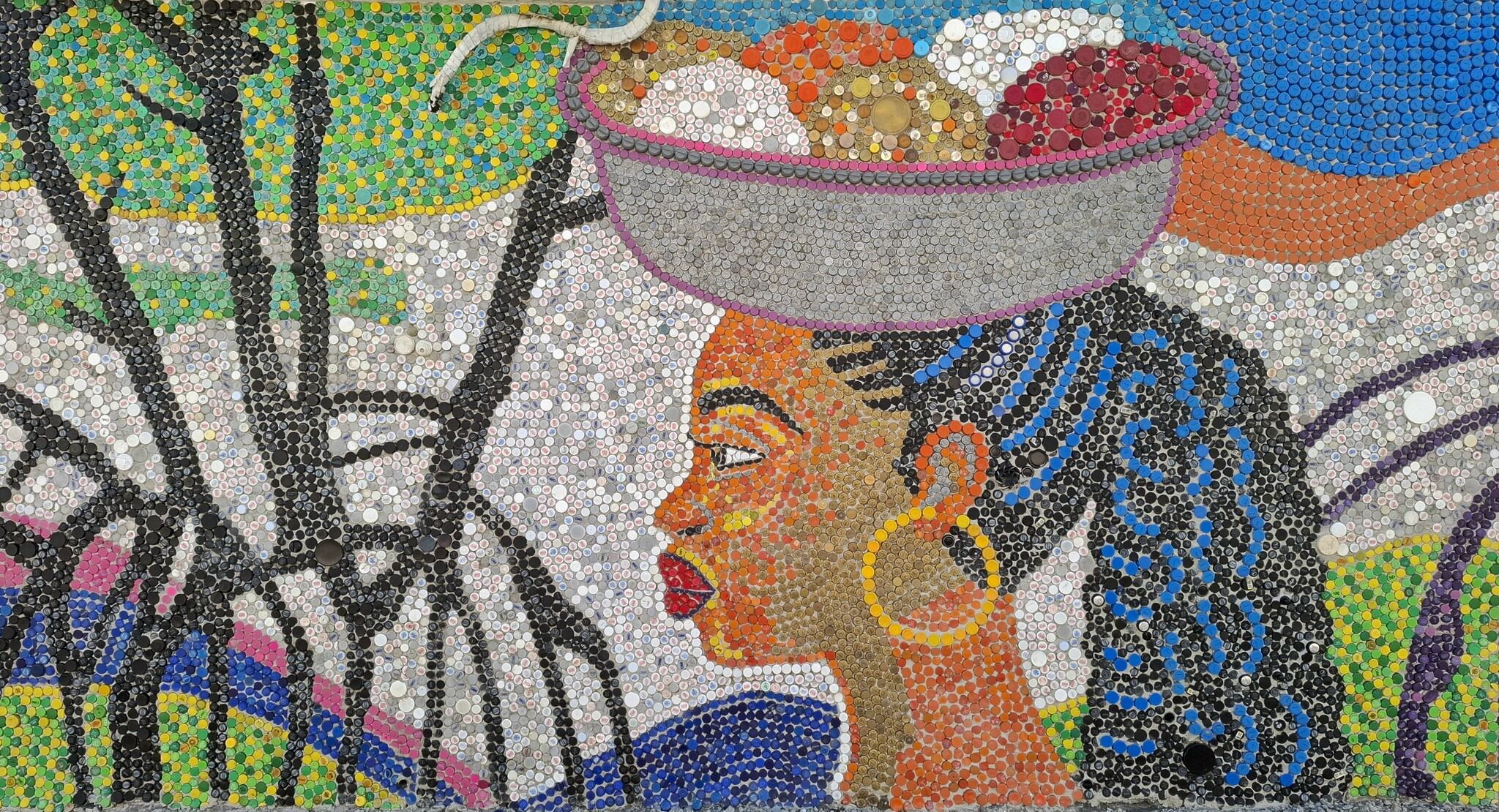 El mural de tapillas recicladas en el Hotel Campomar de Tolú representa la biodiversidad marina y las tradiciones locales, fusionando arte y mensaje ambiental - crédito Eduardo Butron HodwalKer / Facebook