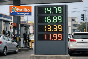 Tablero electrónico gris muestra precios de combustible en verde, naranja y rojo. Se ven surtidores, coches y el logo naranja y azul de Facilito de Osinergmin.