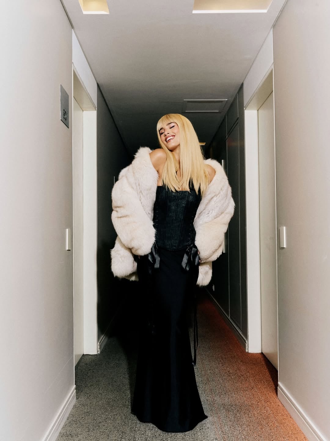 La influencer sorprendió a sus seguidores al lucir un abrigo peludo blanco, corset negro y falda satinada, replicando un clásico atuendo de Susana Giménez (Instagram)