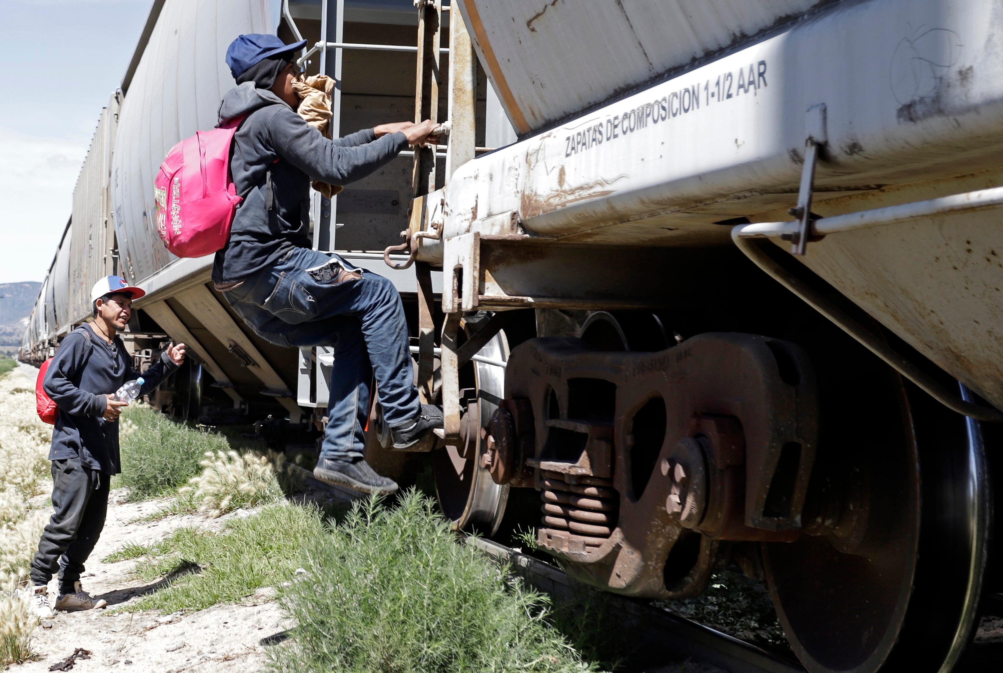 Migrantes centroamericanos viajan a bordo del tren denominado