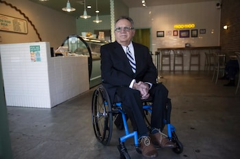 El abogado Ara Sahelian en un local de Moo Moo Mia en Monrovia. Este establecimiento es uno de los cientos que ha defendido contra demandas relacionadas con la Ley de Estadounidenses con Discapacidades (ADA)