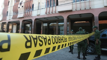 Demandan a 153 exautoridades de Bolivia por asesinato, vejaciones y torturas en el caso “Hotel Las Americas”