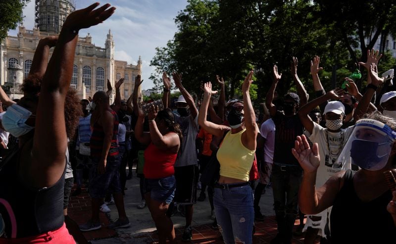 Gente grita consignas durante las protestas del 11 de julio de 2021 (REUTERS/Alexandre Meneghini/Archivo)