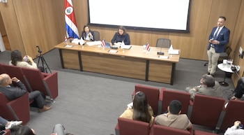 Las diputadas Marta Esquivel y Kattia Mora presentaron un paquete de reformas constitucionales y proyectos de ley impulsados por la bancada oficialista. Crédito: Captura de video Asamblea Legislativa