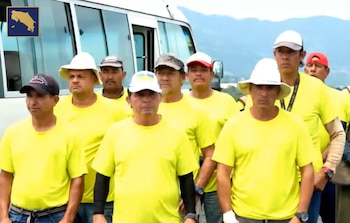 Internos realizan labores de limpieza y mantenimiento en espacios públicos como parte del programa piloto anunciado por el Gobierno (Cortesía Presidencia CR).