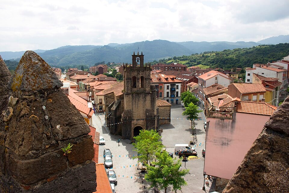 La primera noticia documentada de Salas corresponde a la época medieval.(Wikimedia/Carmen Moran)
