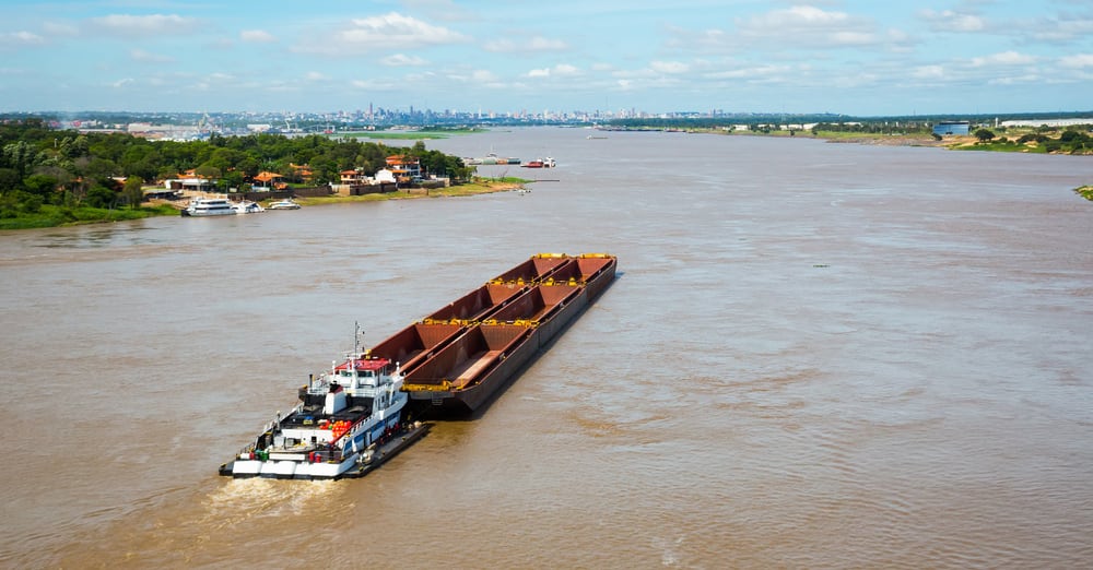 La hidrovía Paraná-Paraguay conecta las zonas productivas nacionales con los puertos de exportación y el comercio internacional