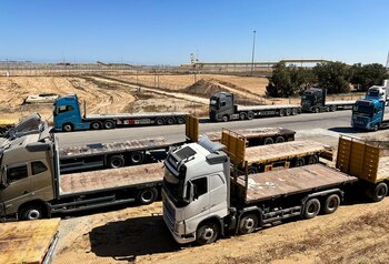 Camiones esperan para entrar en