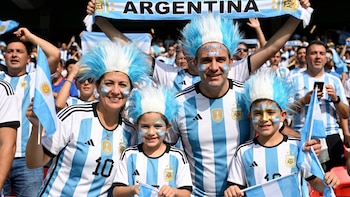 Escribió un libro de Messi, recibió una reacción de Antonela, y ahora le hizo una canción a la Selección para el Mundial: “Vamos por la cuarta estrella”
