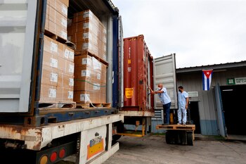 Trabajadores abren un contenedor con