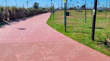 Patinaba en un parque, sufrió una fractura de tibia, peroné y tobillo y la municipalidad deberá pagarle más de $25 millones