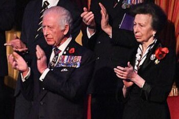 La princesa Ana junto a su hermano, el rey Carlos III, en Festival del Recuerdo de la Legión Real Británica