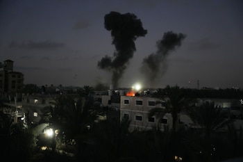 Se eleva humo tras un ataque aéreo israelí en Deir al-Balah, en el centro de la Franja de Gaza, el sábado 27 de junio de 2026. (Foto AP/Abdel Kareem Hana)