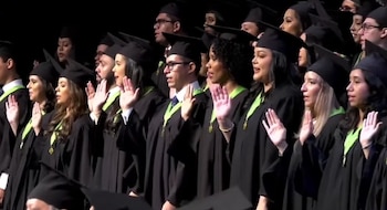 En la Universidad de Panamá las mujeres se gradúan en mayor proporción que los hombres, lo que se refleja tanto en la matrícula como en los títulos otorgados.