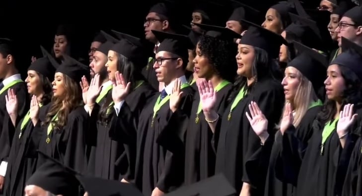 En la Universidad de Panamá las mujeres se gradúan en mayor proporción que los hombres, lo que se refleja tanto en la matrícula como en los títulos otorgados.