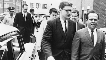 El rabino Martin Freedman (R)