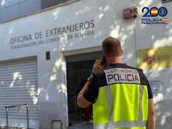 29/10/2026 Un agente de la Policía Nacional ante la Oficina de Extranjeros de Almería.
POLITICA
POLICÍA NACIONAL