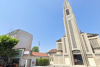 La iglesia de Notre-Dame du Raincy cercana a la panadería que pintó su fachada de negro. (Google Maps)