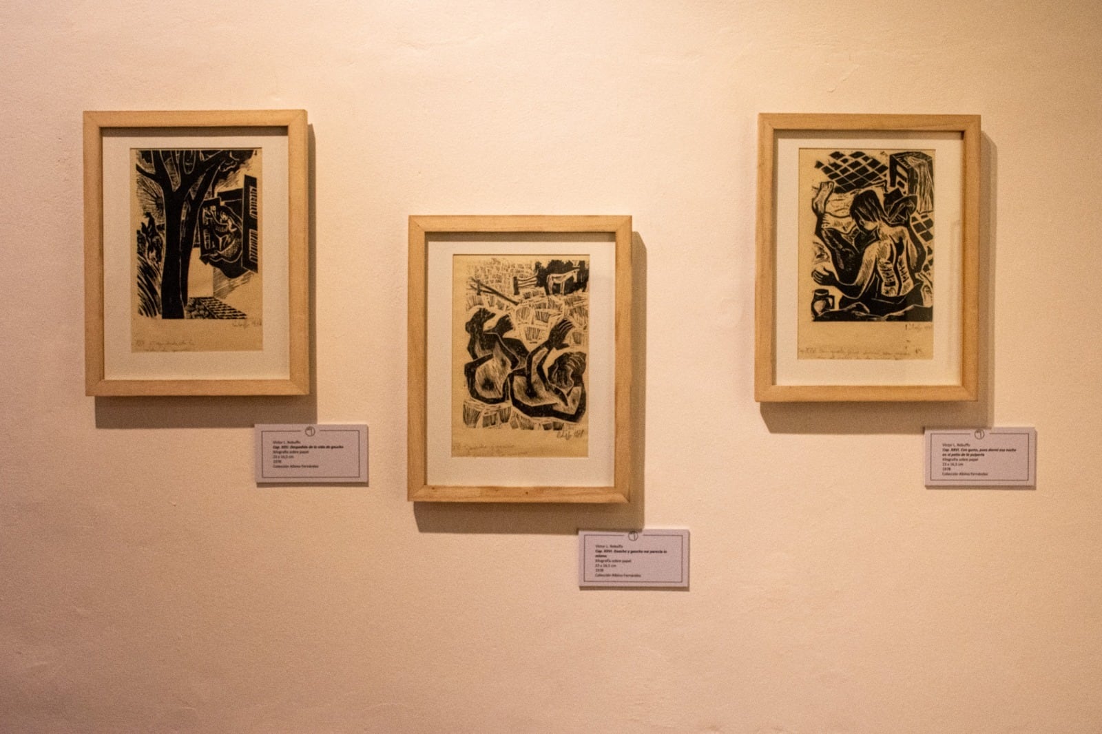 La museografía de la exposición incorporó tacos de madera entintados y gubias para evocar el trabajo en el taller.