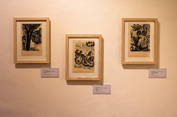 Grabado en tinta negra sobre papel claro con dos figuras abrazadas entre vegetación espesa y textos manuscritos al pie