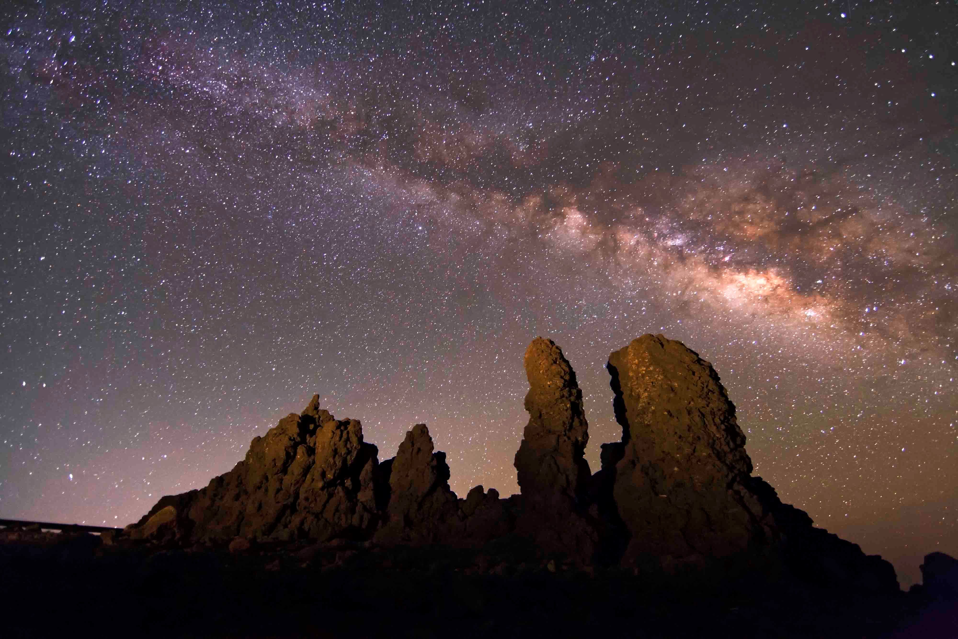 La Vía Láctea tiene un disco grueso de 3000 años luz de altura y un disco delgado de aproximadamente 1000 años luz según datos actuales(Turismo islas Canarias).