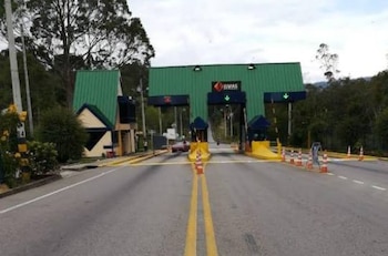 Los solicitantes de la tarifa diferencial del peaje Saboyá deben tener SOAT y revisión técnico-mecánica vigentes, además de no registrar multas ni evasión de peajes - crédito Invías