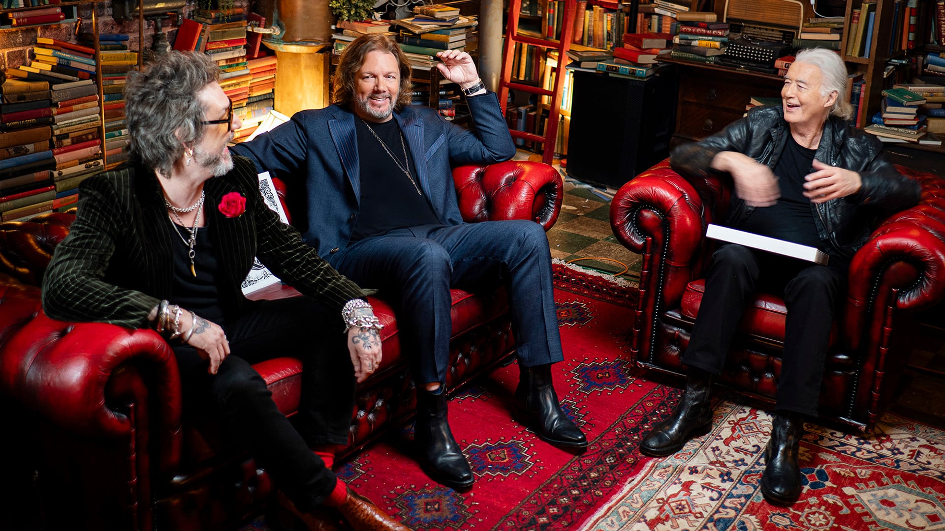 Chris Robinson y Rich Robinson, centro, de The Black Crowes, con Jimmy Page en Londres, el 2 de abril. (Ross Halfin, vía AP)
