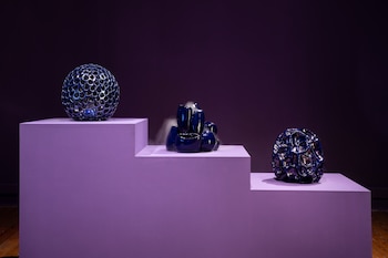 De la serie "Hedor", cerámica esmaltada y lustrada, que presenta en arteba (Cristian Arriagada Seguel)