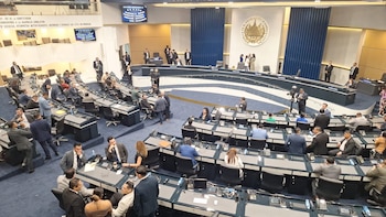 Cambios jurídicos históricos prometen redefinir el peso político de comunidades fuera de las fronteras, con un enfoque en justicia electoral y adecuación al crecimiento migratorio salvadoreño (Foto Infobae Centroamérica: Jessica García).