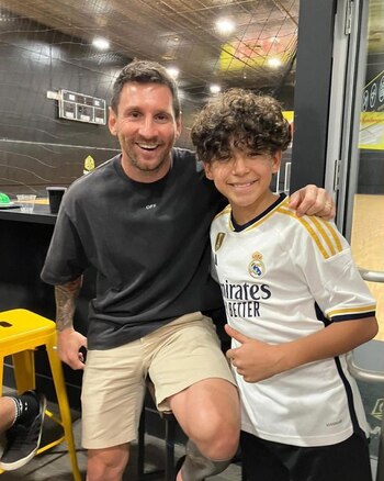 Lionel Messi junto a un