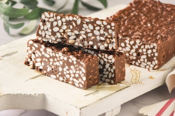 El costo depende de la marca, el tamaño y la variedad del turrón. Las presentaciones disponibles van desde S/ 3,50 por 1/8 de kilo hasta S/ 30 por un kilogramo.