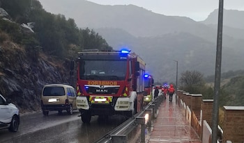 Operativos actuando en la MA-8400. (Junta de Andalucía)
