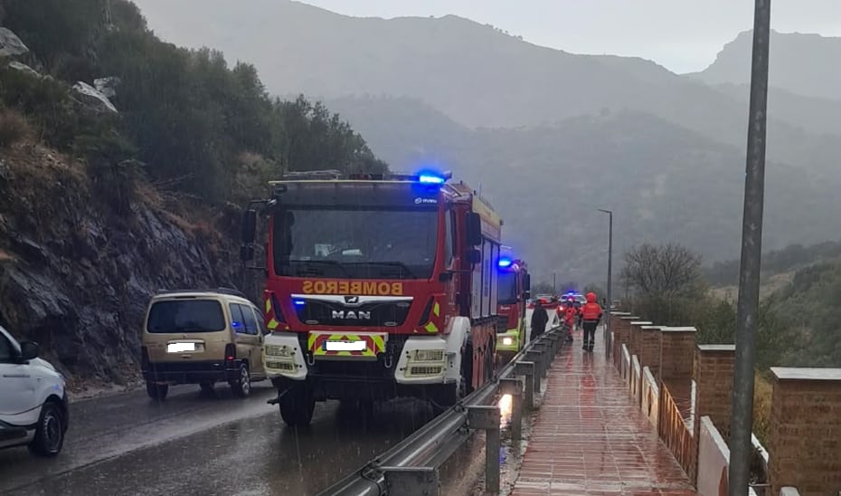 Operativos actuando en la MA-8400. (Junta de Andalucía)