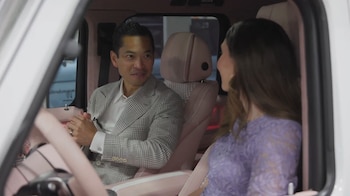Chau Nguyen, fundador de Vintage Modern, se sienta dentro de uno de los camiones personalizados de su empresa en Buford y explica cómo se fabrica cada vehículo (Captura de video)