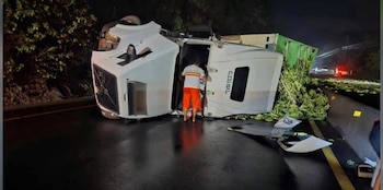 Las intensas lluvias provocaron al menos cuatro accidentes de tránsito en distintos puntos de El Salvador durante la mañana del martes. (Foto cortesía redes sociales)