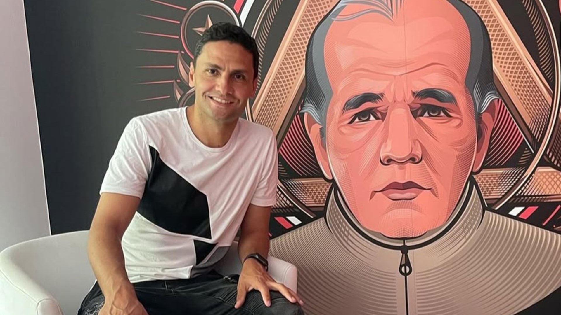 El ex volante junto a un retrato de Alejandro Sabella