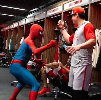 Spider-Man convivió con los Diablos Rojos en dinámicas dentro del vestidor y el gimnasio. (Instagram/@diablosrojosmx)