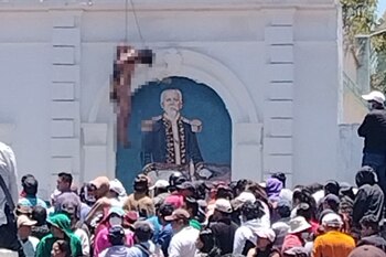 El hombre permaneció colgado frente