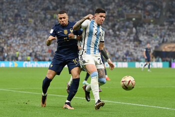 Enzo Fernández cubre la pelota