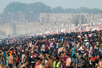 Peregrinos hindúes se dan un