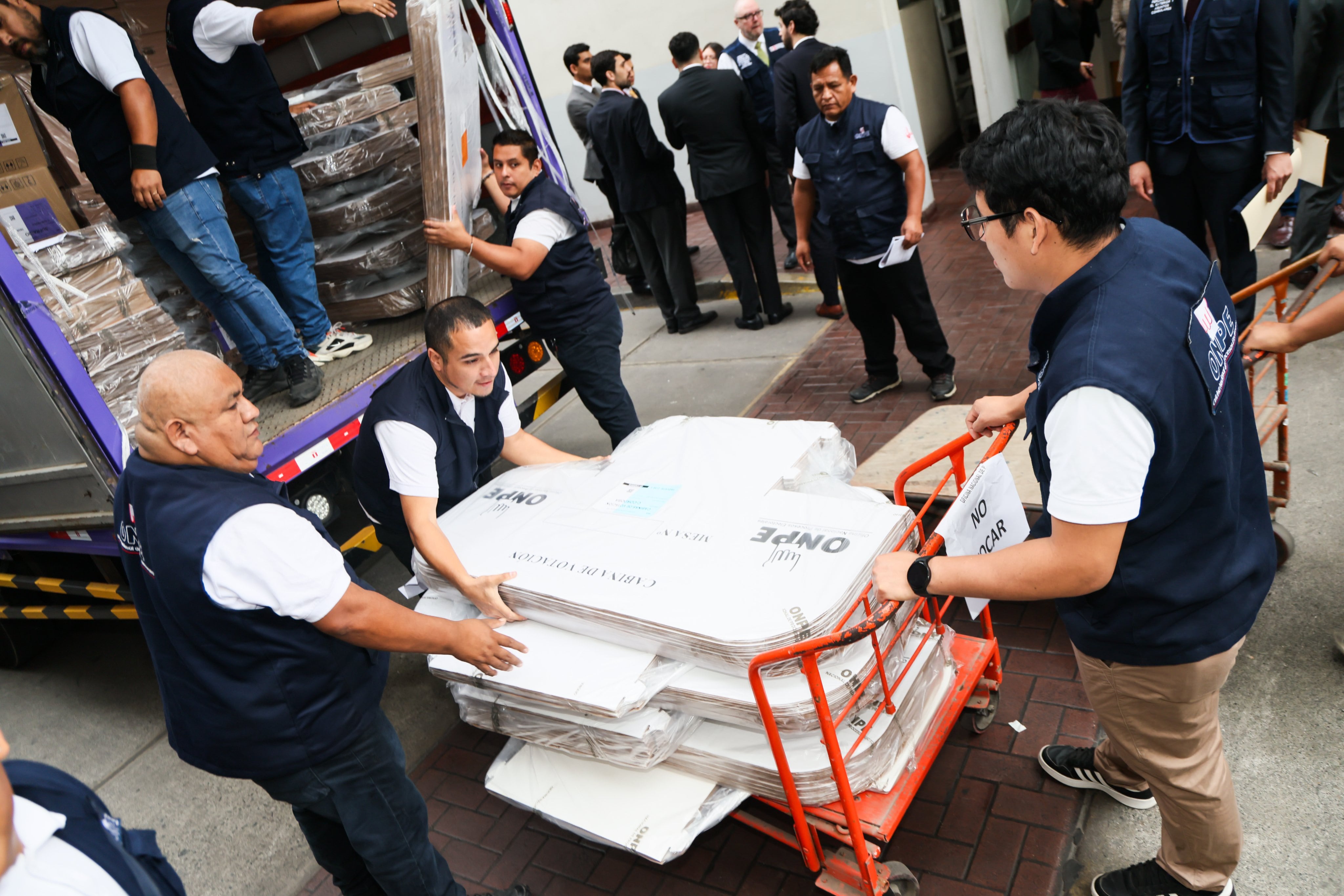ONPE entrega material electoral a Cancillería para elecciones en el extranjero. (Foto: ONPE)