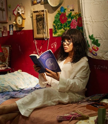 Cecilia Roth como Moria Casán en una escena de sus nueve días de prisión en la Cárcel del Buen Pastor en Asunción del Paraguay, recreada para la serie Moria (Crédito: Netflix)