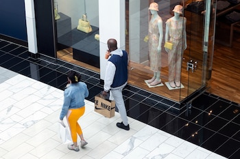 El consumo, que explica más de dos tercios de la economía de Estados Unidos, enfrenta una desaceleración mientras economistas y Goldman Sachs recortan sus proyecciones para el tercer trimestre (REUTERS/Rachel Wisniewski)
