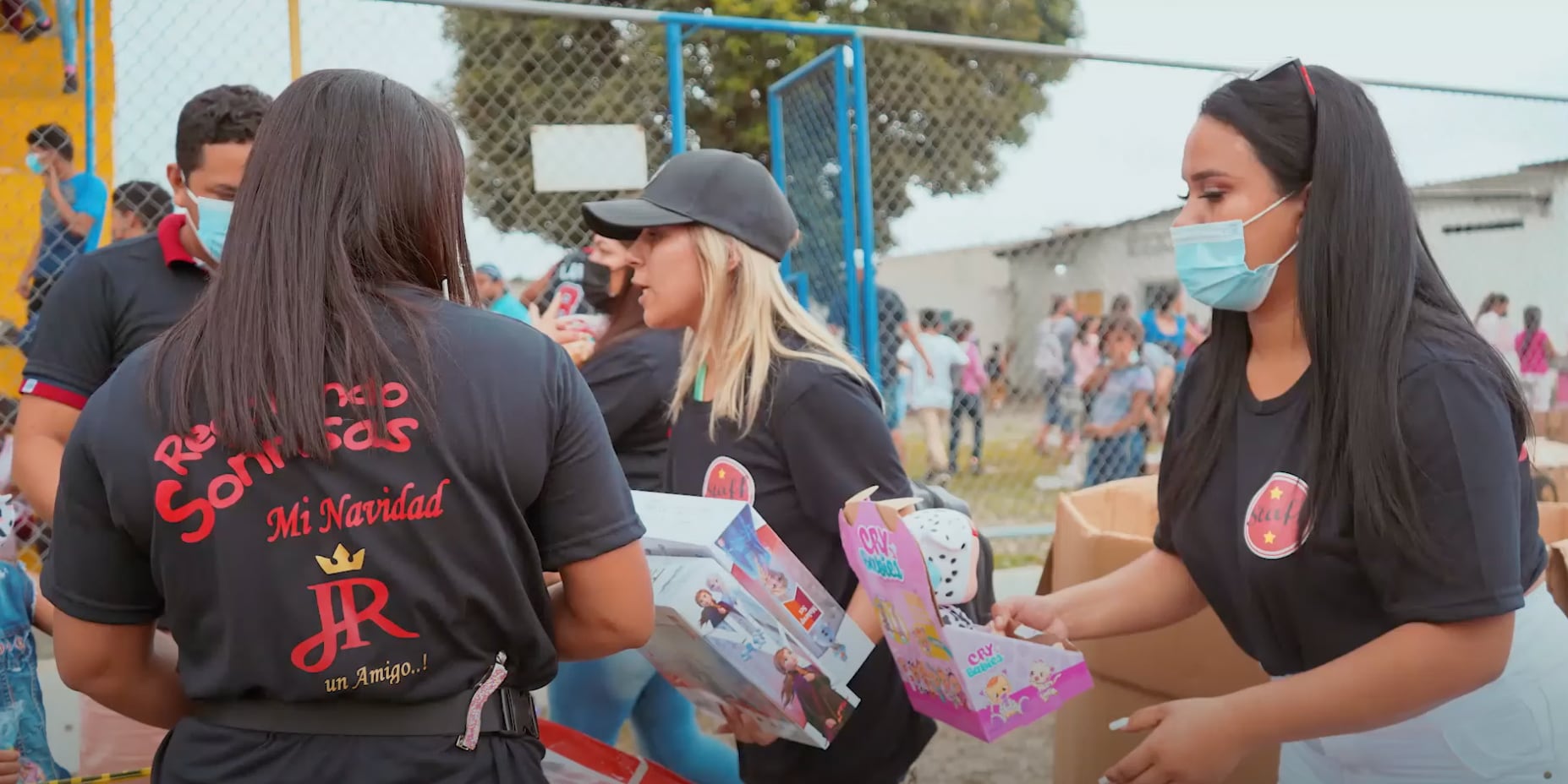Agasajo navideño organizado por alias JR en El Triunfo. ARCHIVO